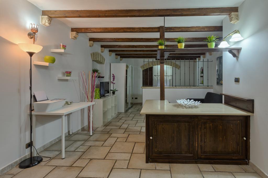 Apartamento Due Passi Dal Borgo Antico Bari Habitación foto