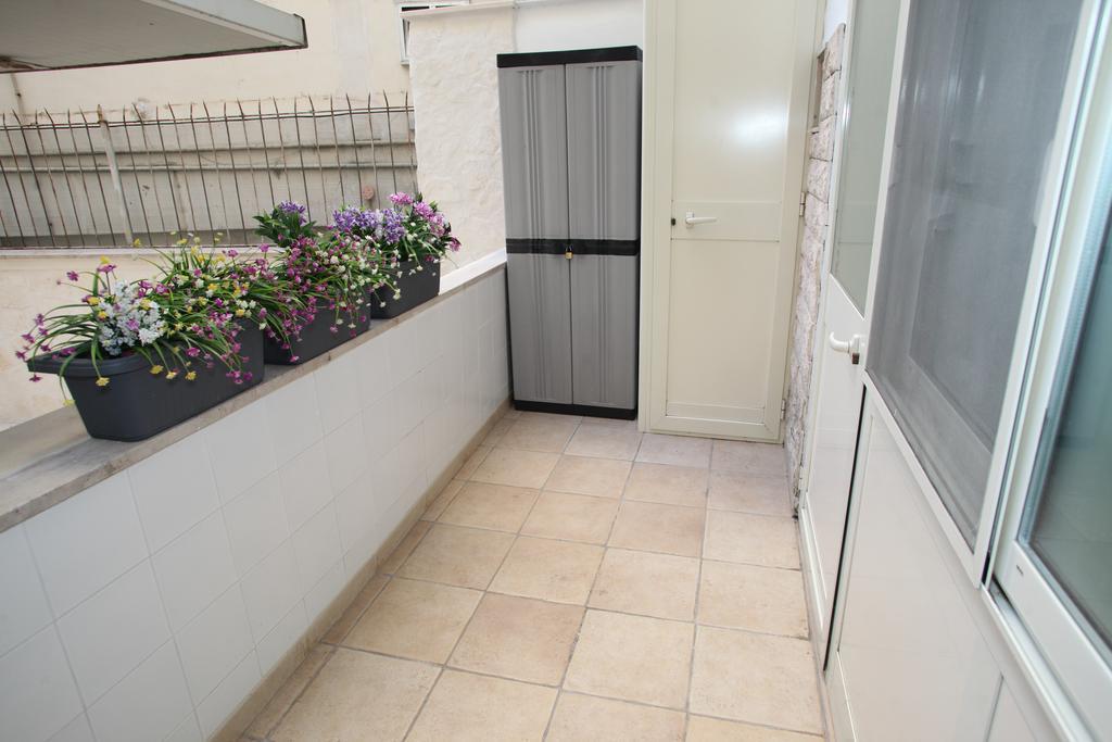 Apartamento Due Passi Dal Borgo Antico Bari Exterior foto